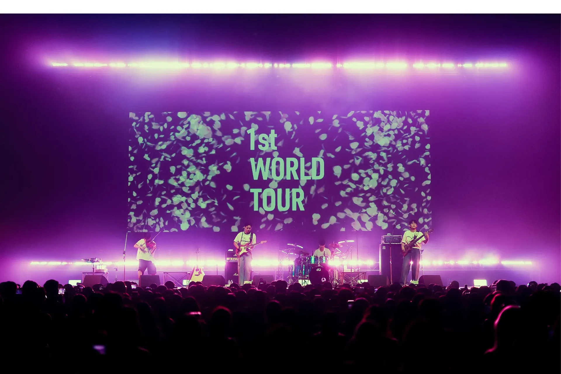 สมาชิกวง LUCY แสดงบนเวทีหน้าจอ First World Tour พร้อมผู้ชมในกรุงเทพฯ ปี 2567