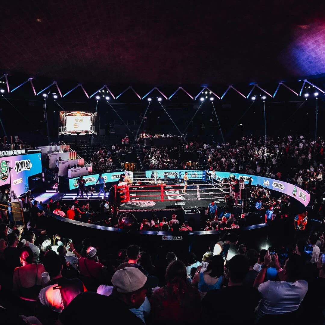 เวทีมวยและอัฒจันทร์ผู้ชมในแกลเลอรีทางการ New Power ที่สนามราชดำเนิน ไม่ระบุวันแข่งขัน