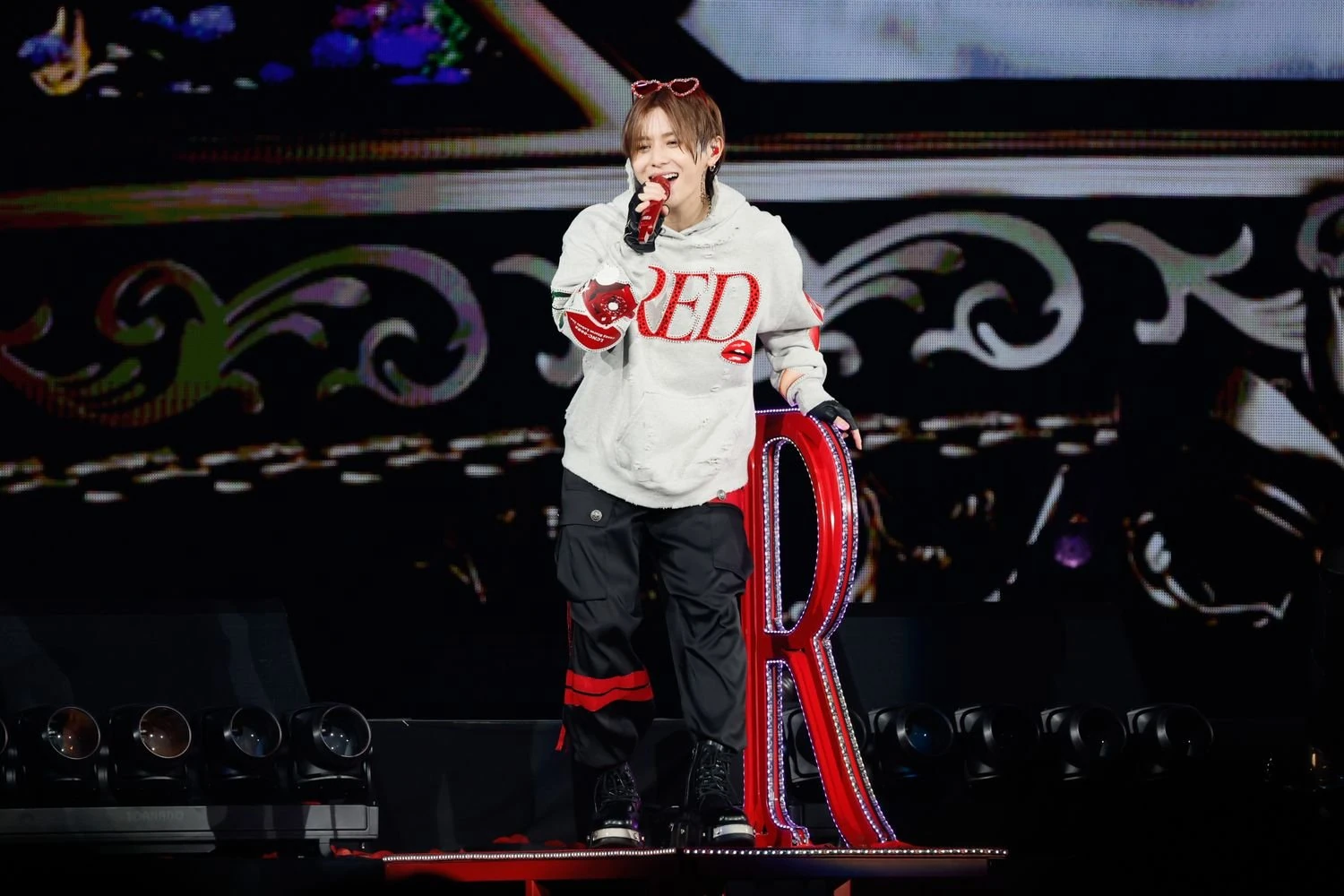 Ryosuke Yamada ร้องเพลงในเสื้อฮู้ดสีขาว RED บนเวทีคอนเสิร์ตที่ชิบะ ปี 2568