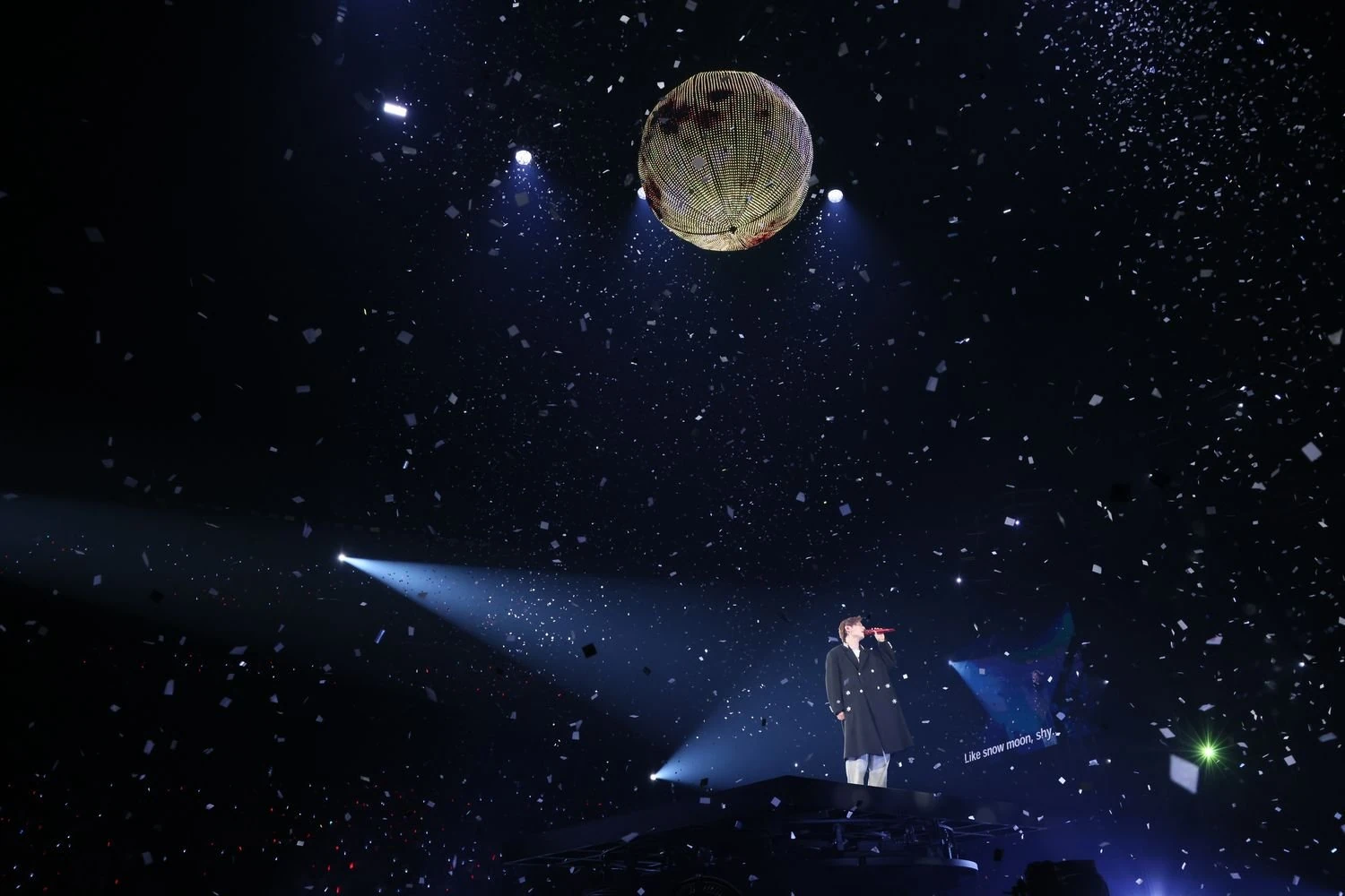 Ryosuke Yamada แสดงบนเวทีที่มีฉากทรงกลมและแสงสีในคอนเสิร์ต RED ที่ญี่ปุ่น ปี 2568