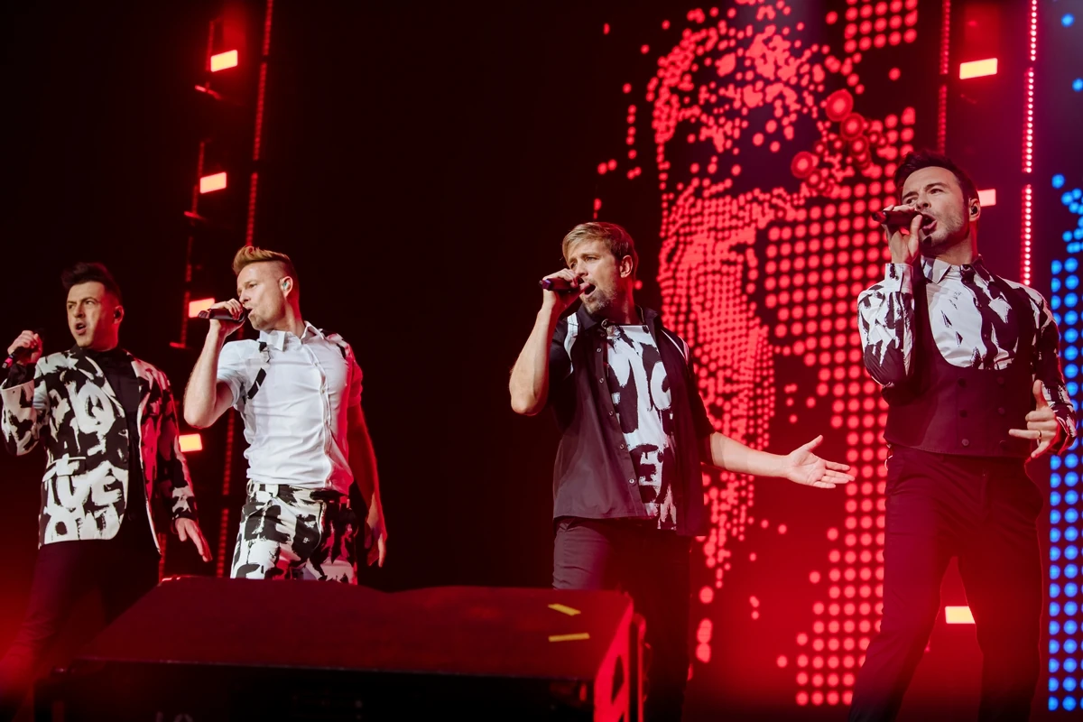 สมาชิก Westlife ทั้งสี่ร้องเพลงหน้าจอสีแดงในคอนเสิร์ตกรุงเทพฯ วันที่ 28 กุมภาพันธ์ 2566