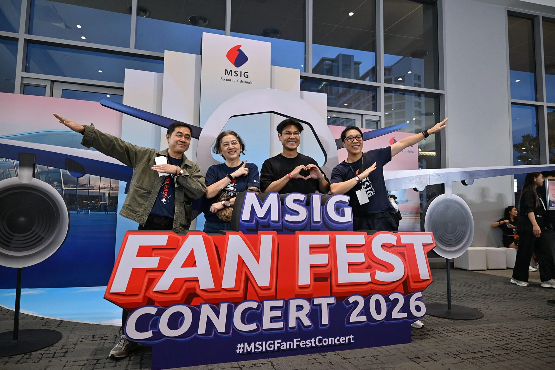 ผู้ร่วมงานถ่ายภาพหน้าฉาก MSIG Fan Fest Concert 2026 ที่สามย่าน มิตรทาวน์ ฮอลล์