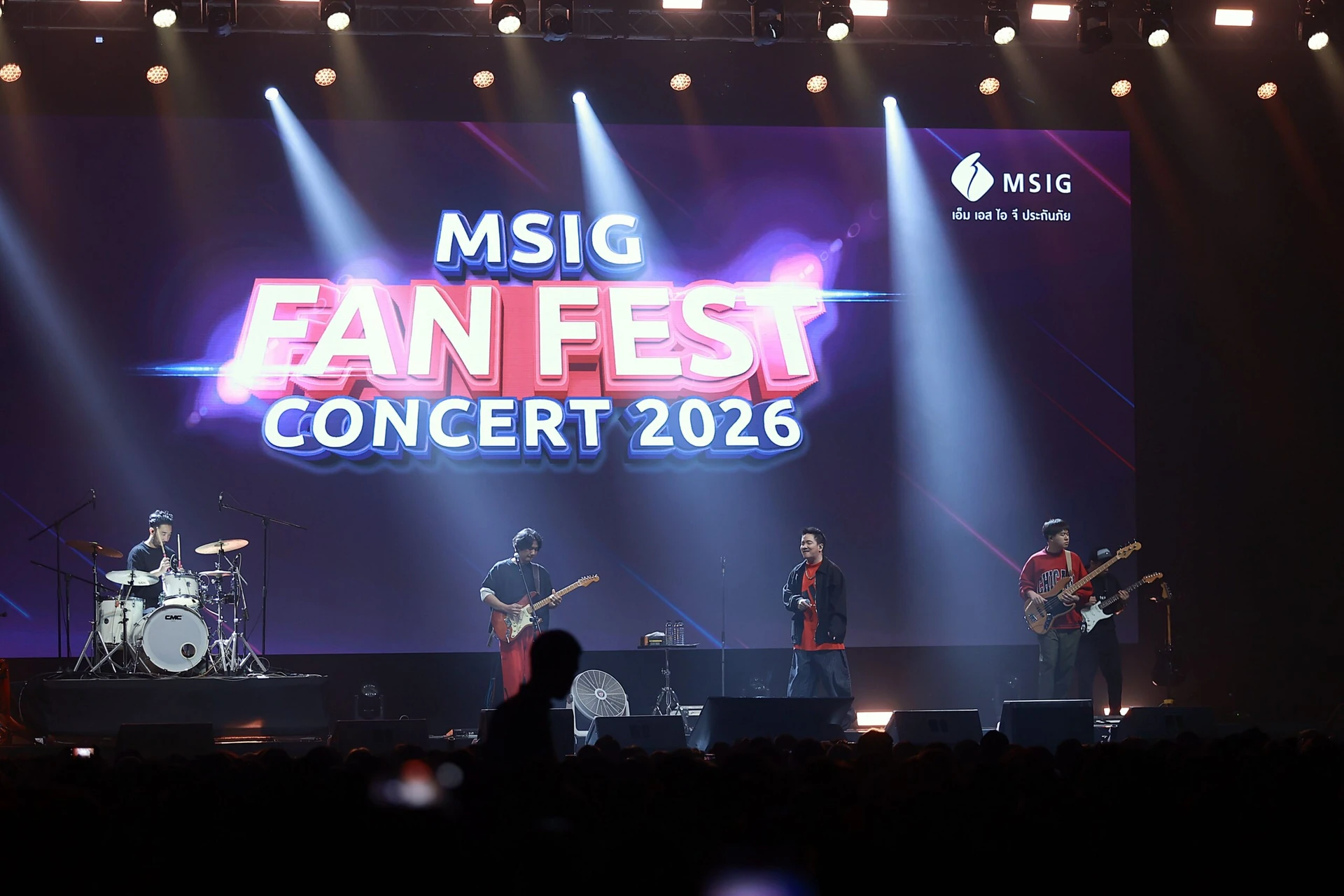 ศิลปินแสดงดนตรีบนเวทีที่มีป้าย MSIG Fan Fest Concert 2026 และผู้ชมด้านหน้า