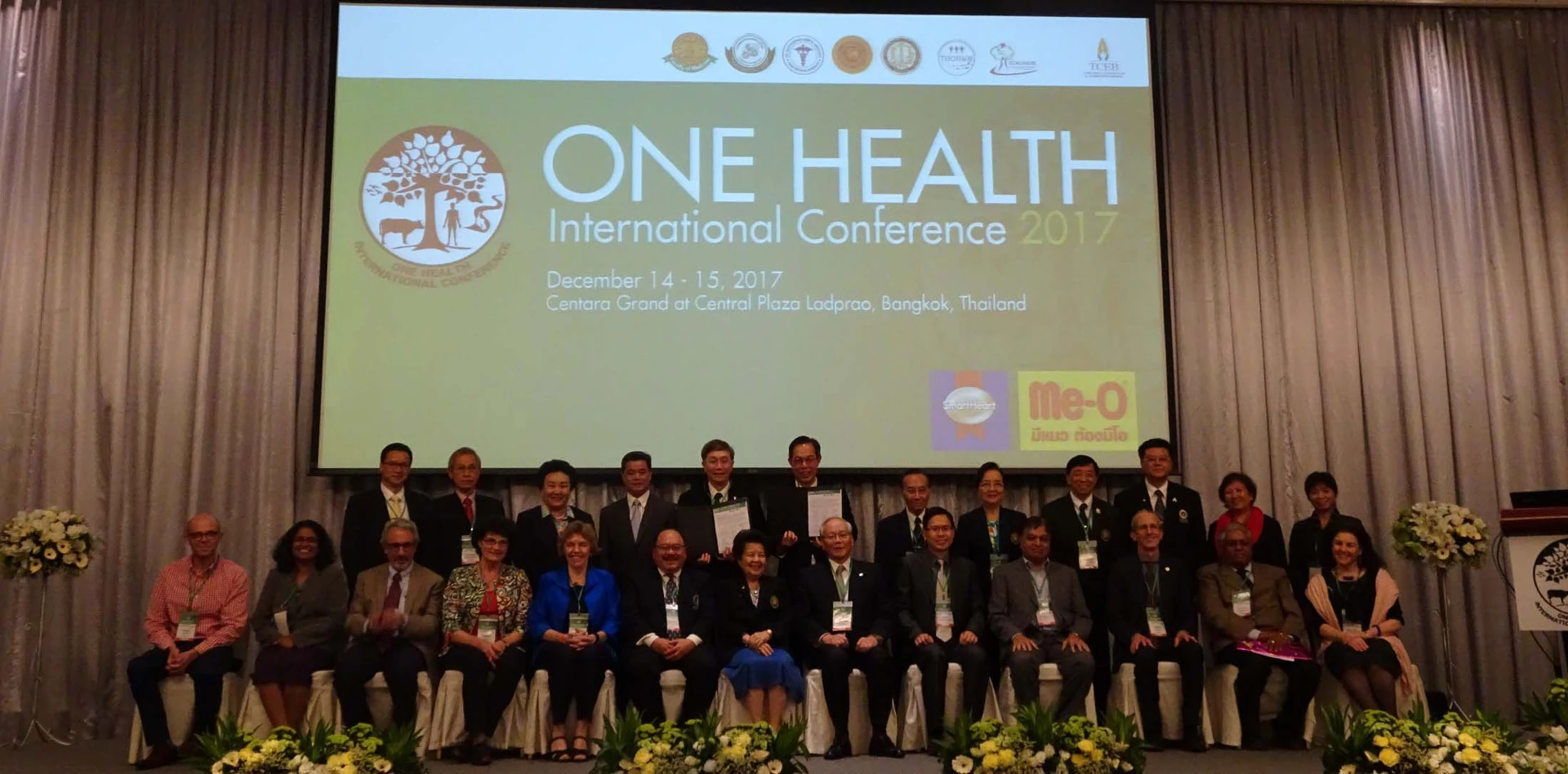 ผู้ร่วมการประชุมถ่ายภาพหมู่หน้าเวที One Health International Conference 2017 ที่กรุงเทพฯ