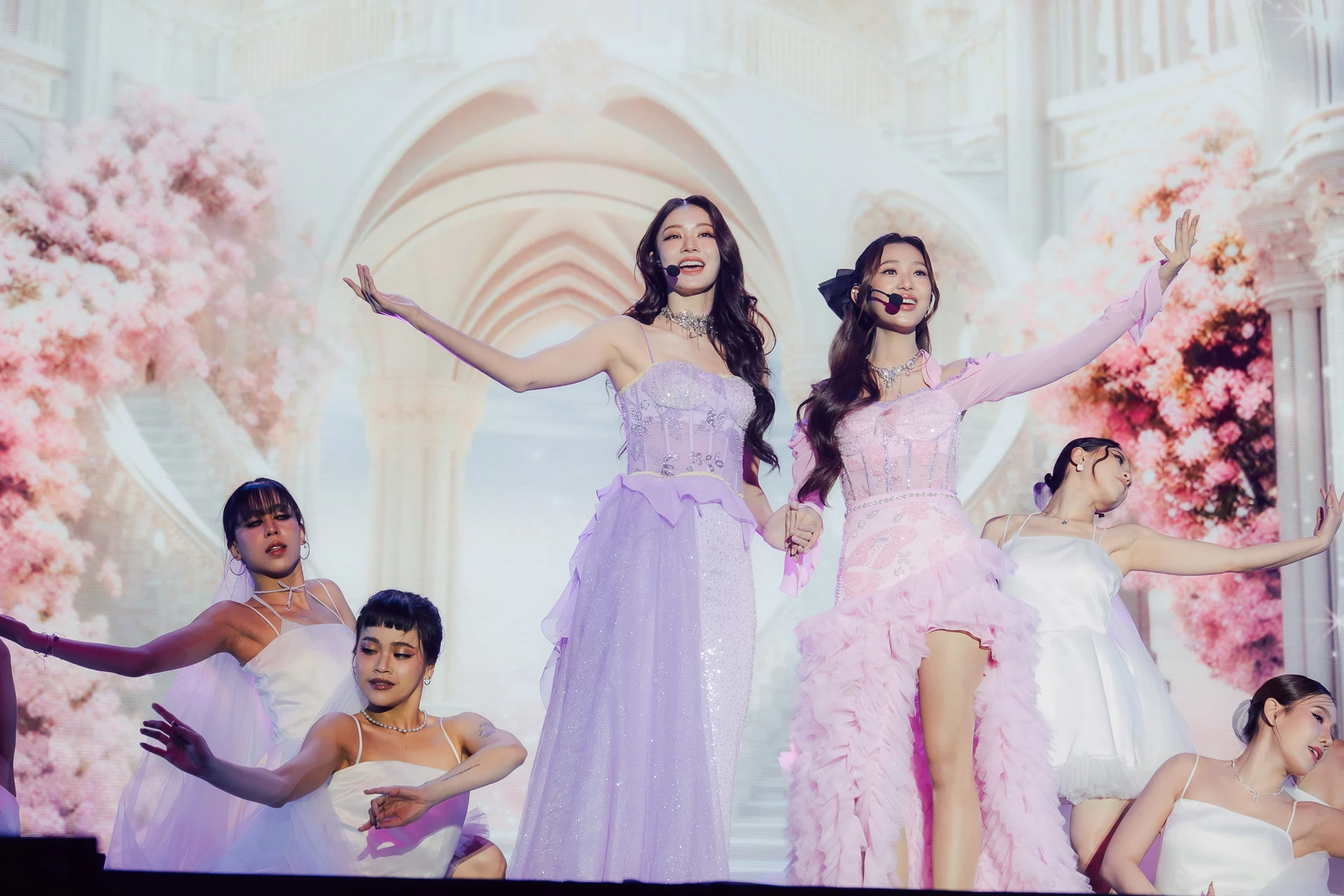 น้ำตาลและฟิล์มร้องเพลงร่วมกับนักเต้นใน PRINCESS’S TALE FAN MEETING ปี 2568