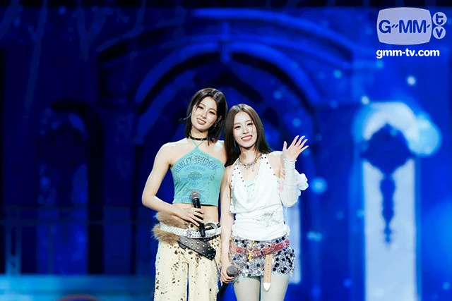 มิ้ลค์และเลิฟถือไมโครโฟนและทักทายผู้ชมใน Blush Blossom Fan Fest ปี 2569