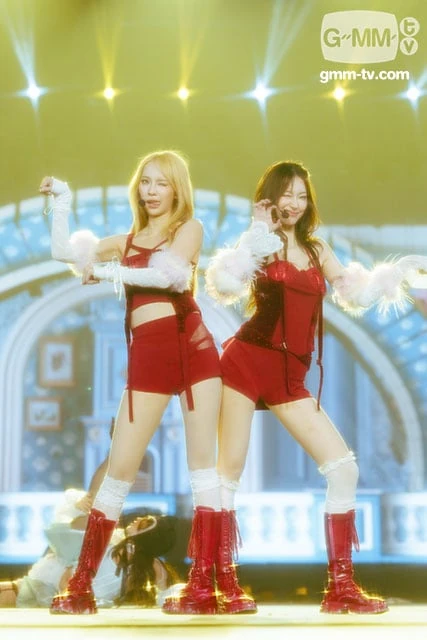 แจนและจิงจิงแสดงคู่กันในชุดสีแดงบนเวที Blush Blossom Fan Fest 2026