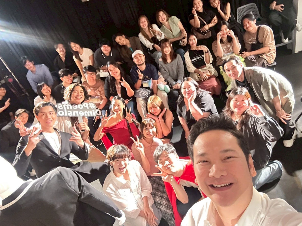 ภาพบรรยากาศกลุ่มจากคลัง Vibes and Slide ของ POEMS DIMENSION