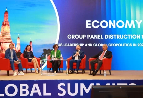 ผู้ร่วมเสวนานั่งบนเวทีหัวข้อเศรษฐกิจที่มีป้าย Global Summits ในภาพ CHG Global Summits 2025