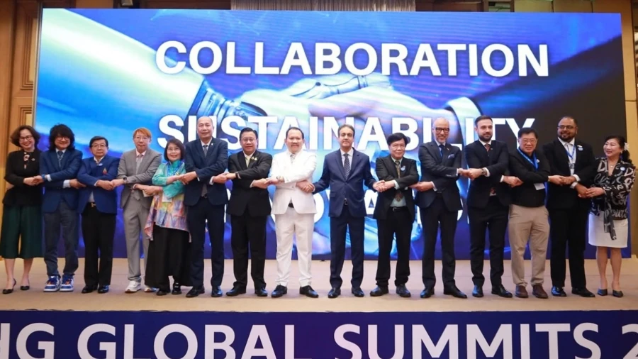 ผู้ร่วมงานยืนจับมือถ่ายภาพกลุ่มหน้าฉาก Collaboration และ Sustainability ของ CHG Global Summits 2025