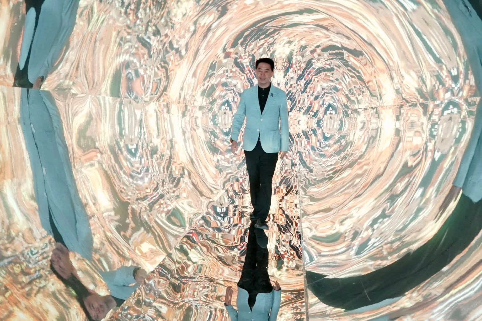 ผู้ร่วมกิจกรรมในพื้นที่ภาพฉายแบบอิมเมอร์ซีฟของ Space and Time Cube พัทยาช่วงเปิดตัวปี 2568