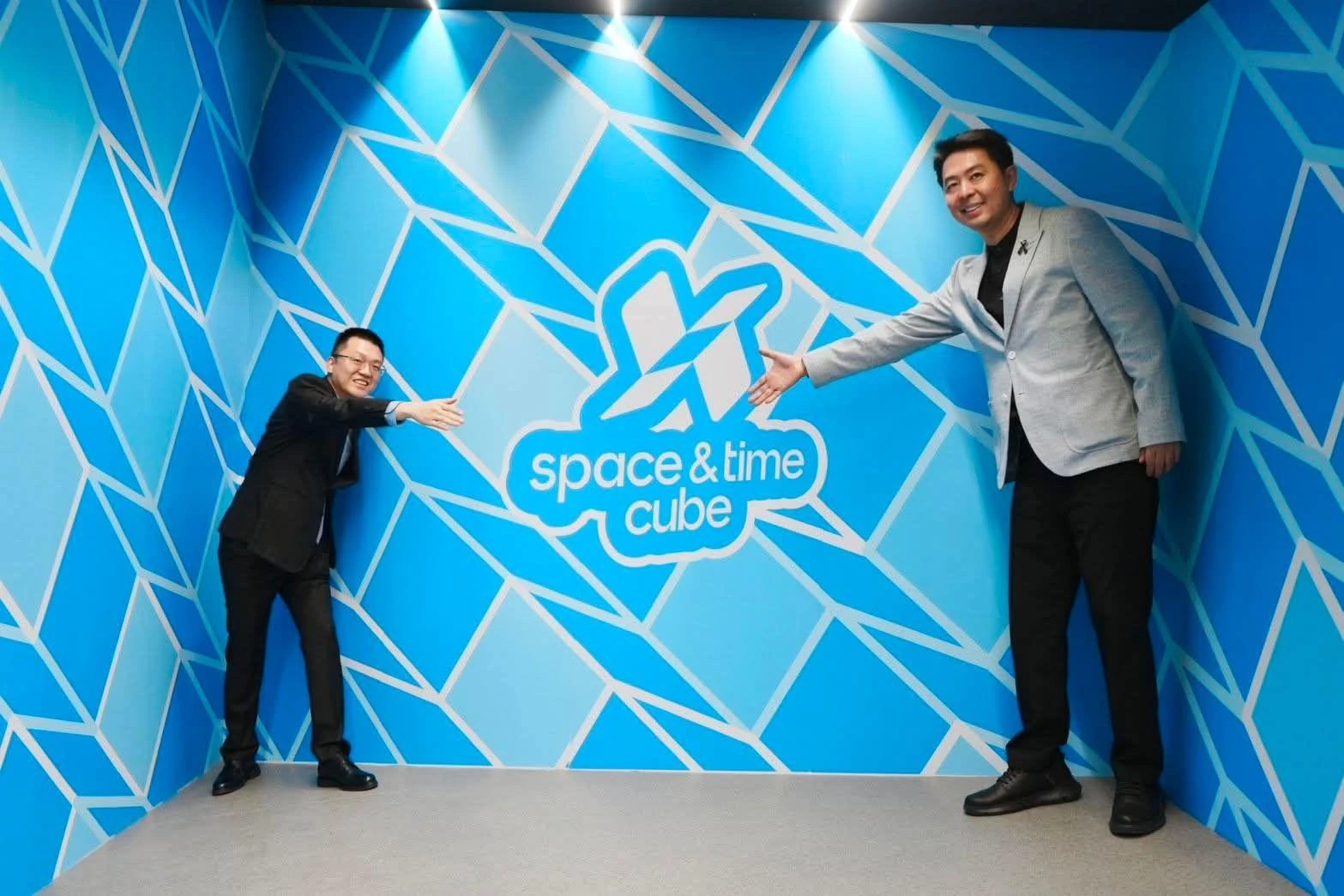 ผู้ร่วมกิจกรรมถ่ายภาพกับฉากสีน้ำเงินที่มีโลโก้ Space and Time Cube พัทยาปี 2568