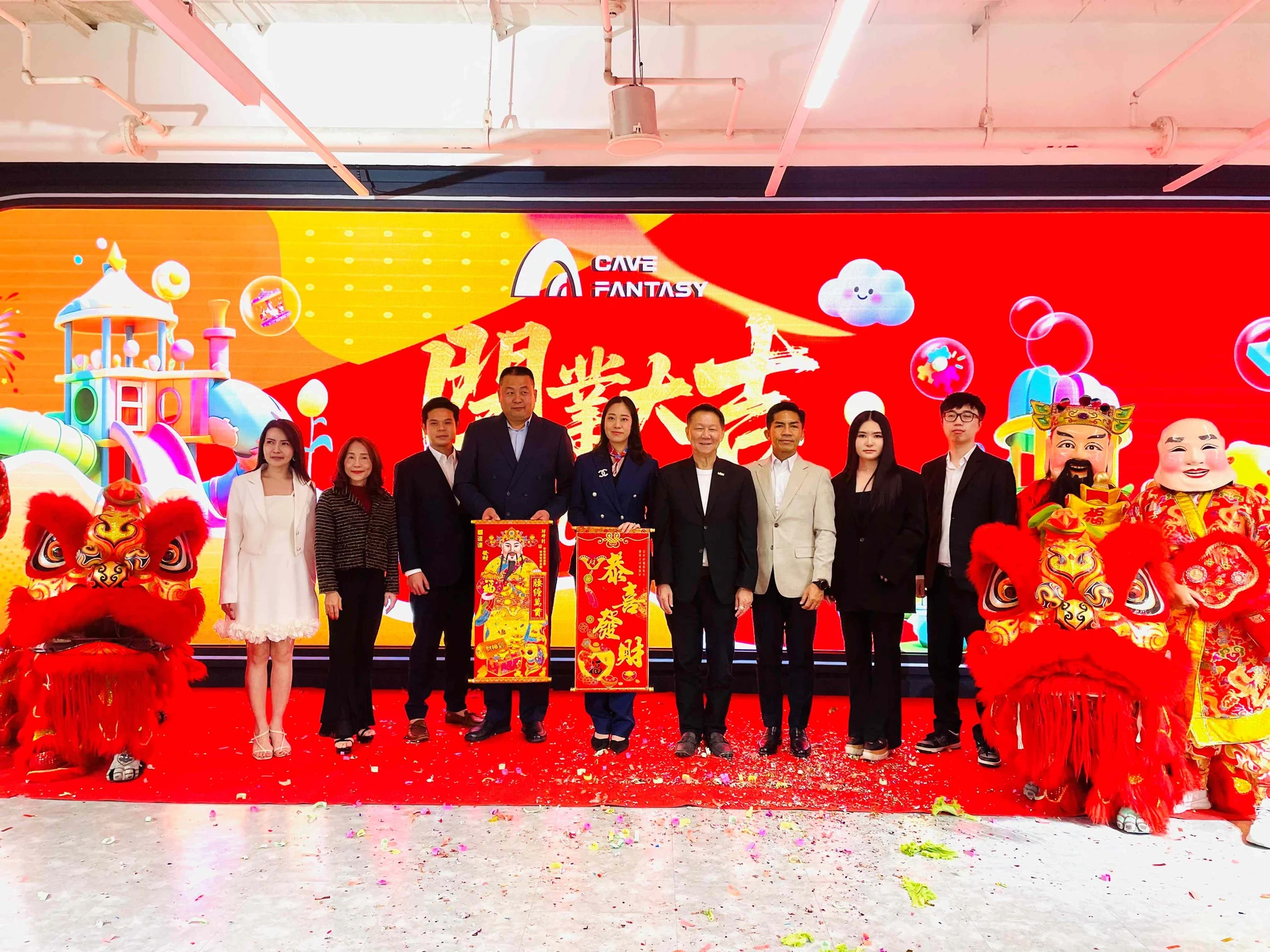 ผู้ร่วมพิธีเปิด Cave Fantasy ที่เอ็มบีเค เซ็นเตอร์ พร้อมฉาก Grand Opening