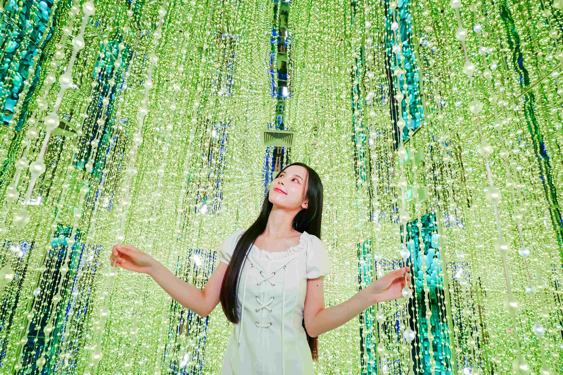 ผู้สาธิตมุมถ่ายภาพภายในพื้นที่แสงสีสีเขียวของ Cave Fantasy ที่เอ็มบีเค