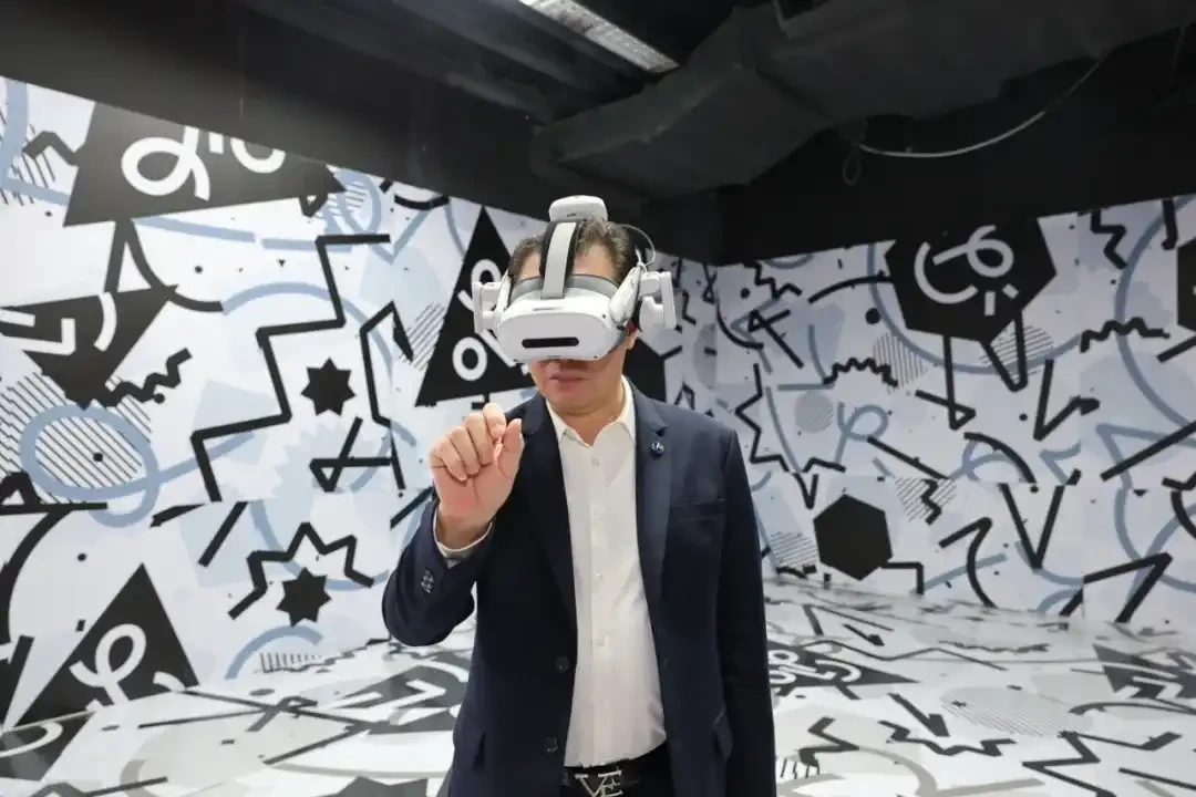 ผู้ร่วมงานทดลองแว่น VR ภายใน Space & Time Cube+ ซีคอน บางแค ช่วงเปิดตัวปี 2568