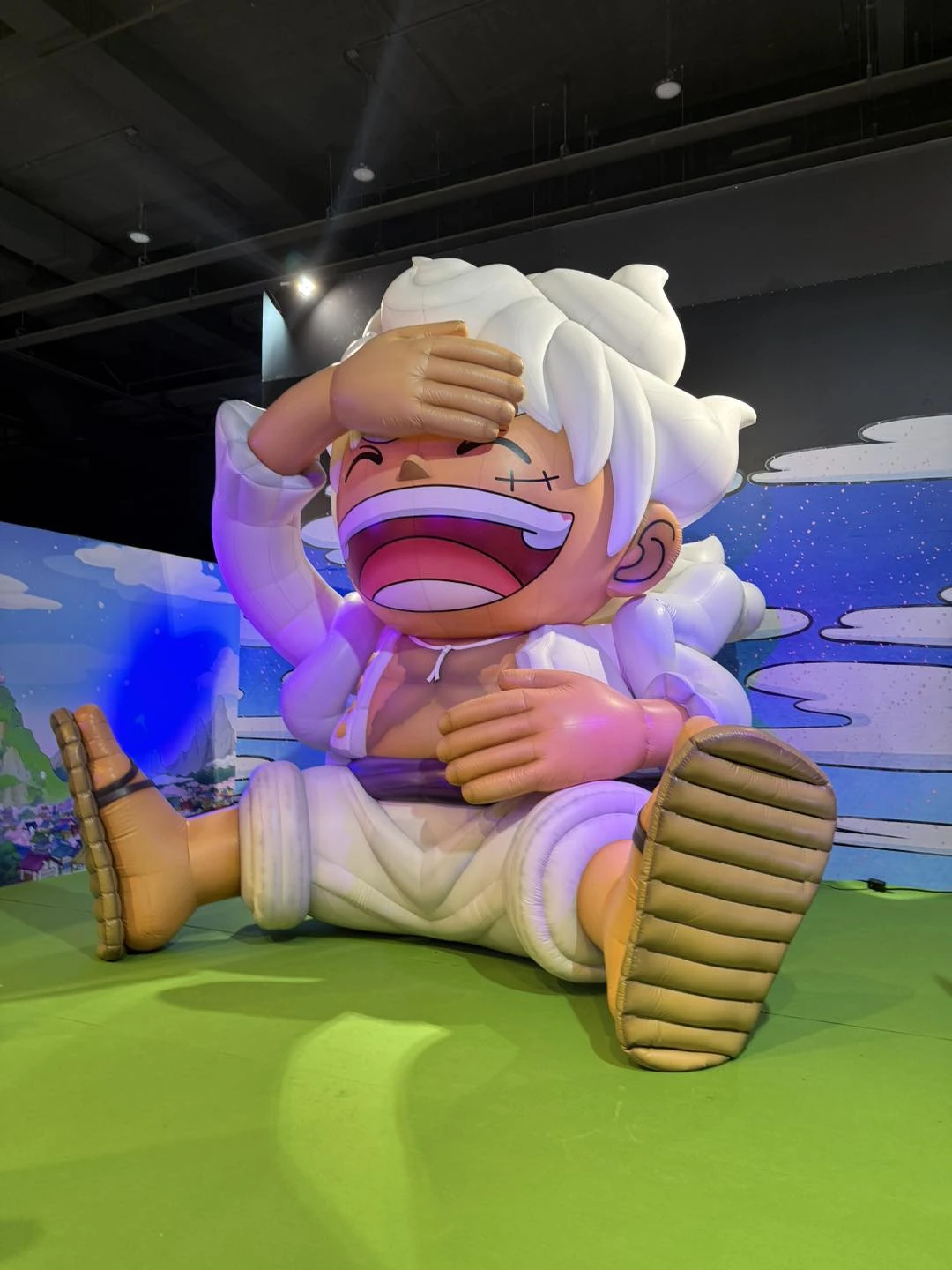 หุ่นลูฟี่เกียร์ 5 ในพื้นที่จัดแสดง ONE PIECE Pop-up Cafe ที่ไอคอนสยาม ปี 2569