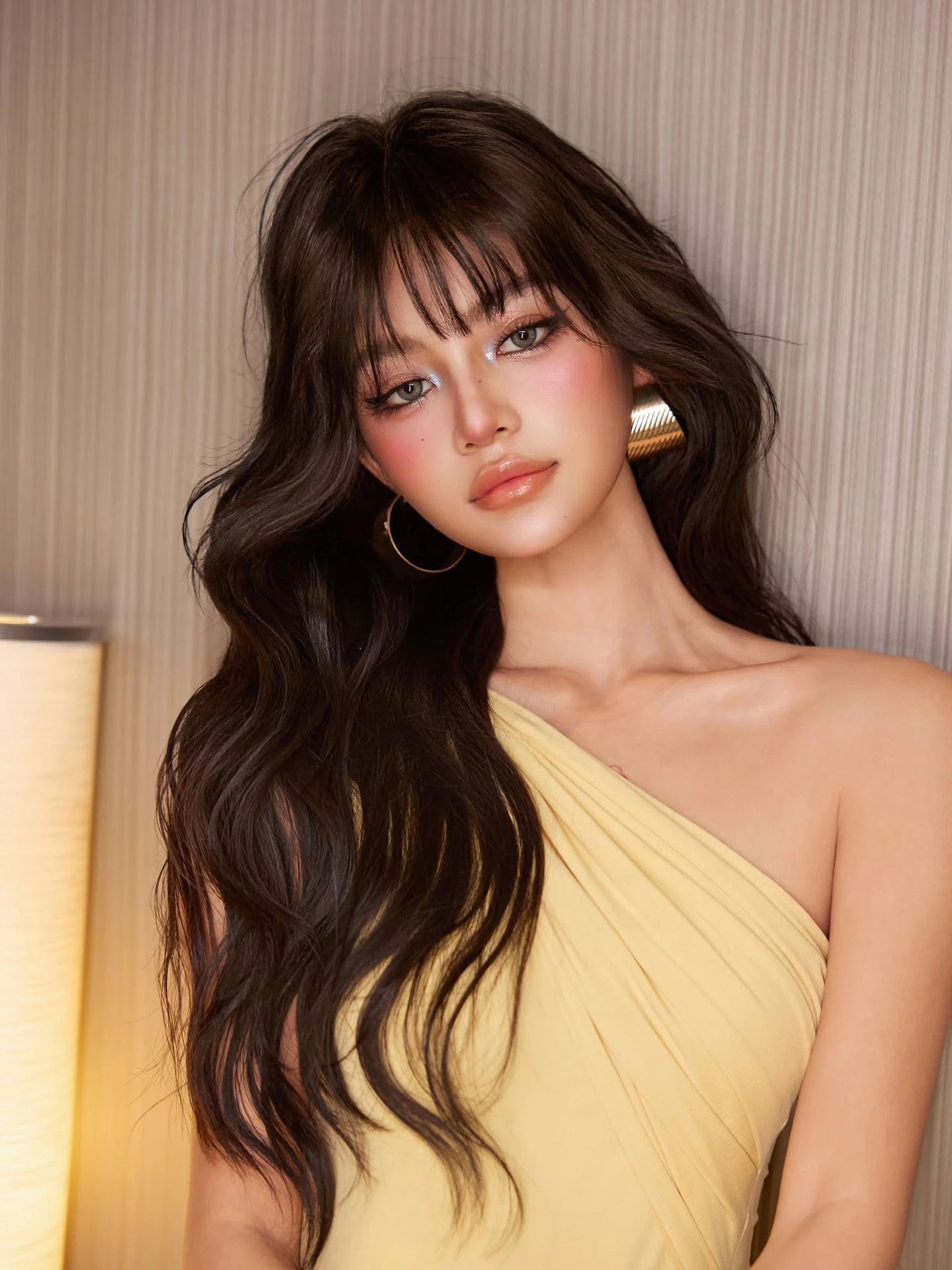ภาพผลงานแต่งหน้าบนแบบสวมชุดสีเหลือง จากอัลบั้มสรุป OneDay Beauty Conference 2026 ของผู้จัด