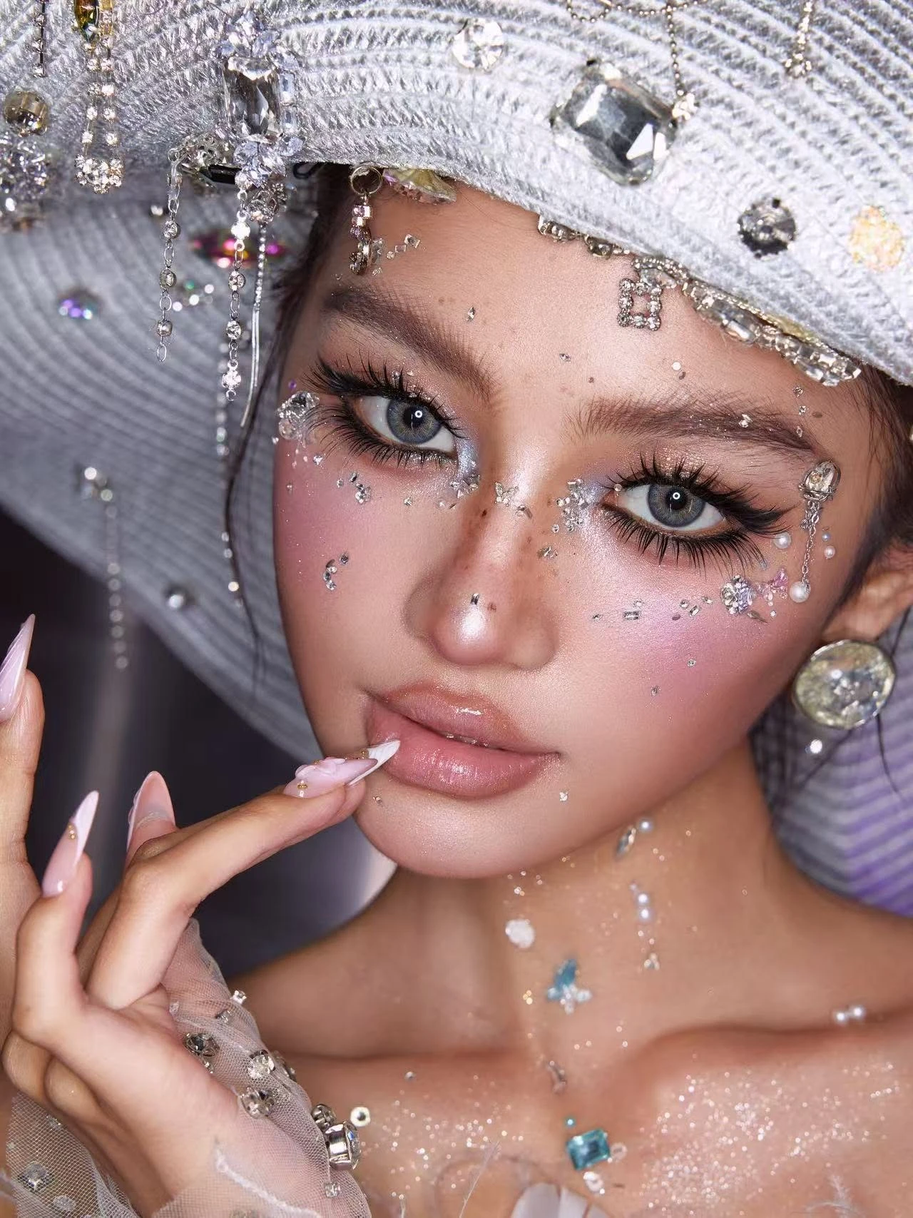 ภาพผลงานแต่งหน้าตกแต่งด้วยคริสตัลและเครื่องประดับสีเงิน จากอัลบั้มสรุป OneDay Beauty Conference 2026 ของผู้จัด