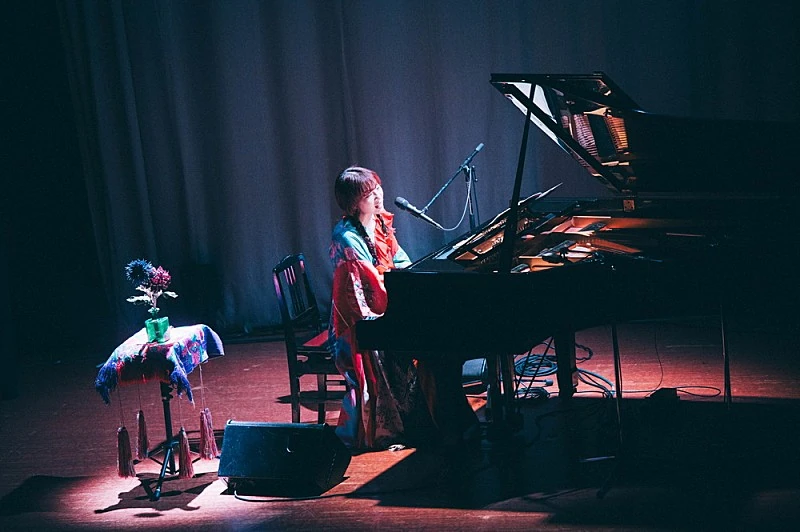 Ai Higuchi ร้องเพลงและเล่นแกรนด์เปียโนบนเวทีที่โยโกฮามา ประเทศญี่ปุ่น ปี 2568