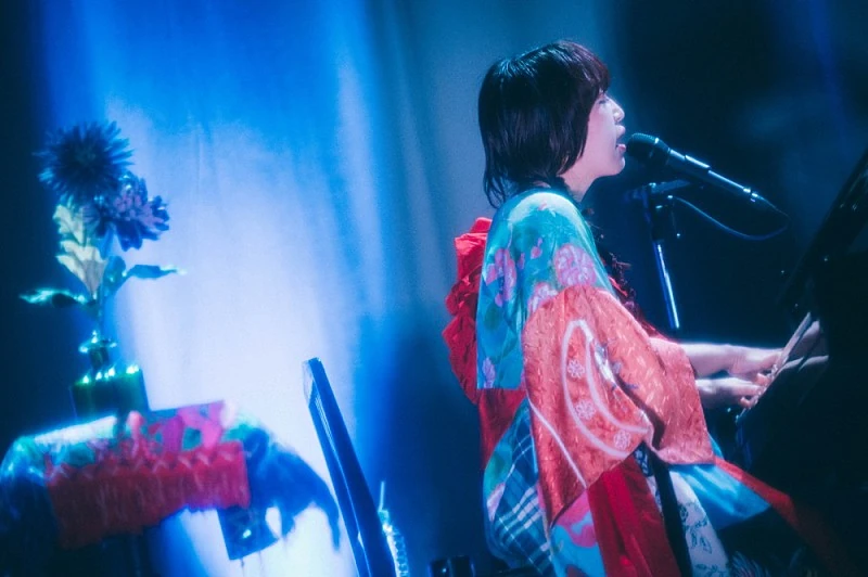 ภาพด้านข้าง Ai Higuchi ร้องเพลงพร้อมเล่นเปียโนใน ALL TIME BEST SOLO TOUR ปี 2568