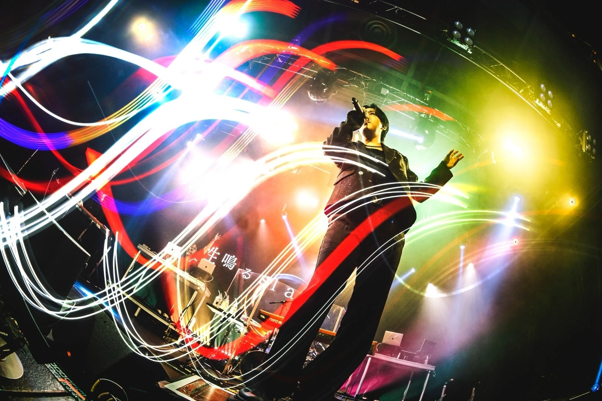 TAKASE TOYA ร้องเพลงบนเวทีในภาพจากรายงานเปิด ASIA TOUR 2026 รอบฮ่องกง