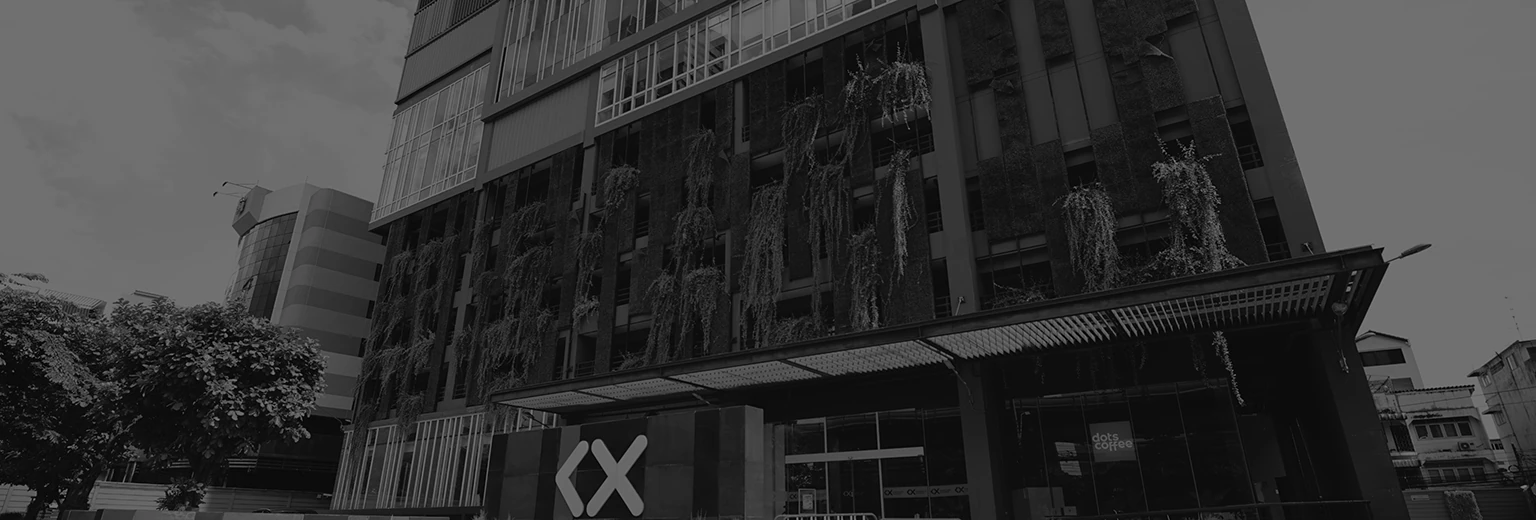 ภายนอกอาคาร KX จากสไลด์บนเว็บไซต์สถานที่ทางการ — ไม่ระบุวันหรือปีถ่าย คงภาพเต็มกรอบและโทนสีเทาของผู้เผยแพร่ เป็นภาพอาคารประกอบสถานที่ ไม่ใช่ห้องแล็บ ห้องอบรม หรือกิจกรรมค่ายเทคนิคการแพทย์และรังสีเทคนิควันที่ 1 พฤศจิกายน 2569 และไม่ยืนยันห้อง ชั้น ทางเข้าค่าย การเตรียมงาน หรือสภาพปัจจุบัน