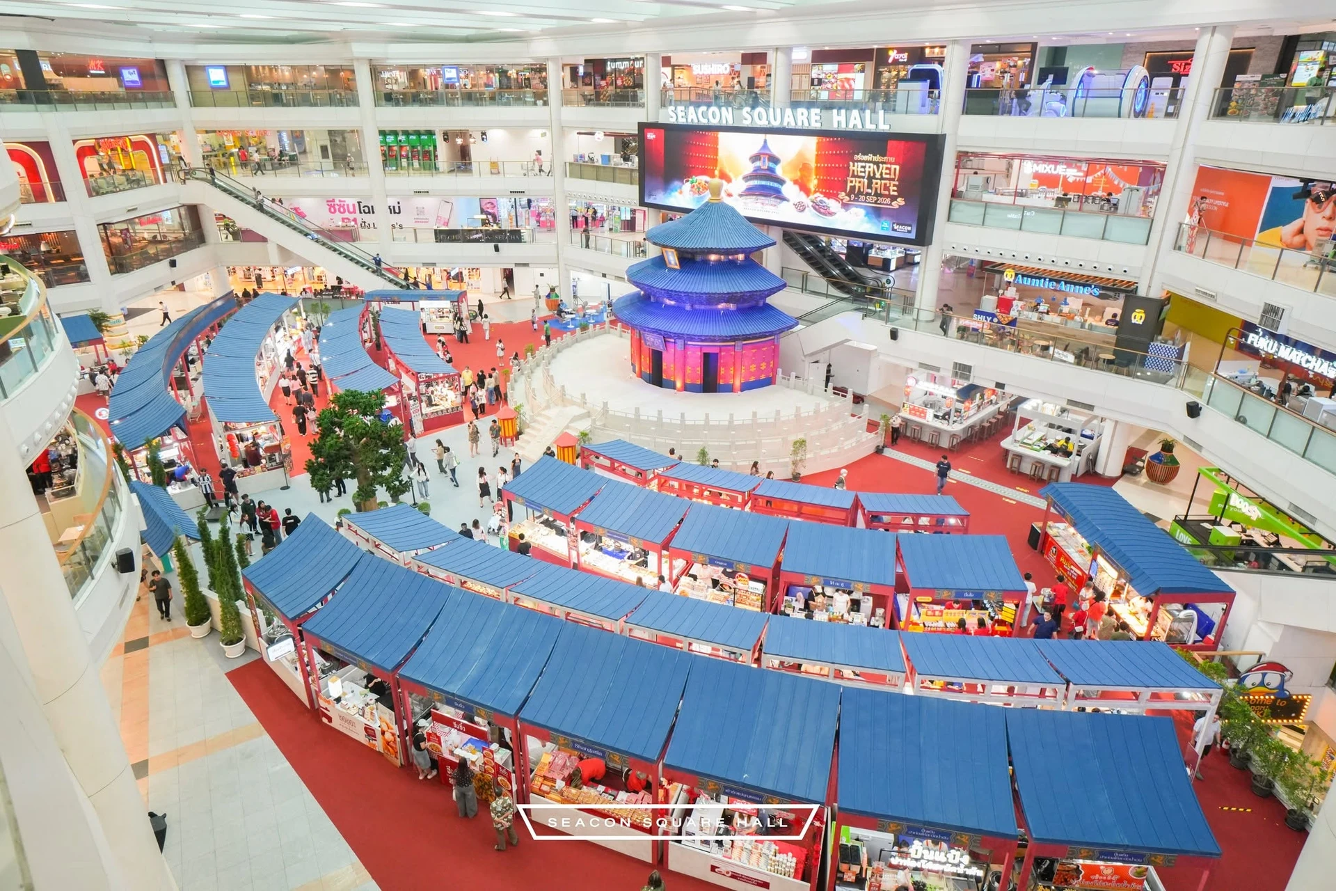 มุมกว้างพื้นที่จัดงาน HEAVEN PALACE พร้อมหอบูชาฟ้าจำลอง ร้านอาหาร และผู้เข้าชม ปี 2569