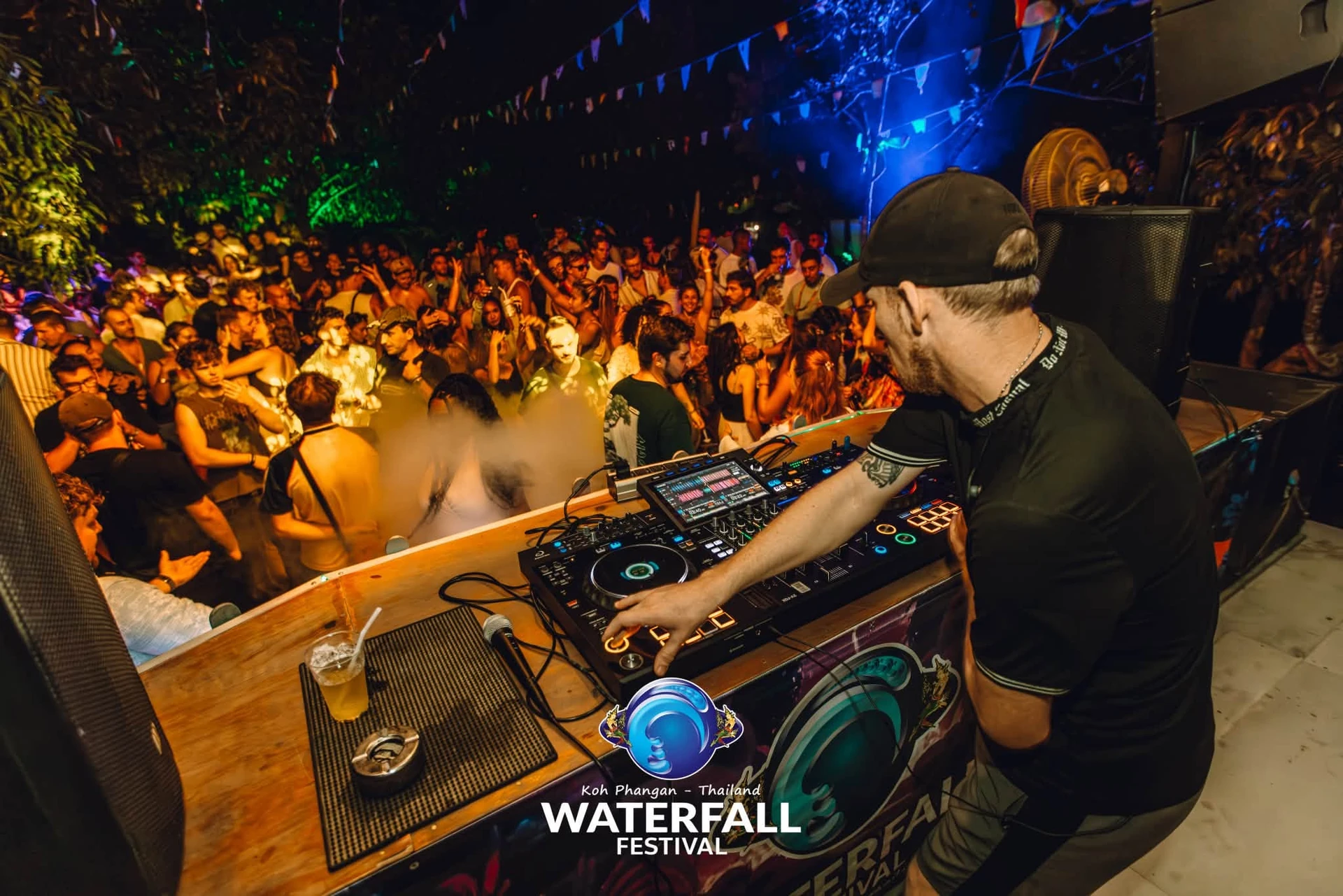 ดีเจเสื้อดำกับผู้ชมในแกลเลอรีทางการ Waterfall Festival เกาะพะงัน ไม่ระบุวันถ่าย