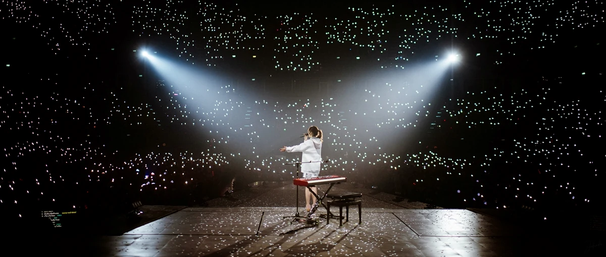 อิ้งค์ วรันธร บนเวทีใกล้คีย์บอร์ดท่ามกลางแสงไฟจากผู้ชมใน INKSYLAND ปี 2565