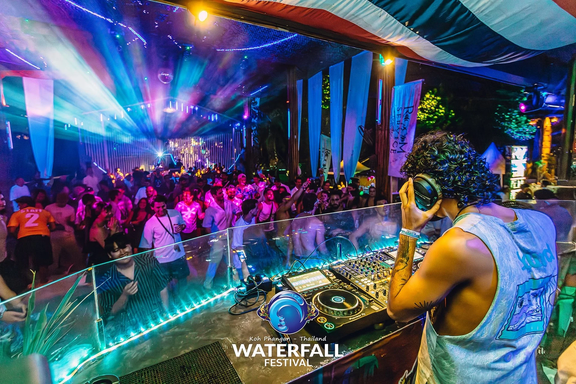 ดีเจหน้าเครื่องเล่นกับผู้ชมและแสงสี จากแกลเลอรี Waterfall Festival เกาะพะงัน ไม่ระบุวันถ่าย