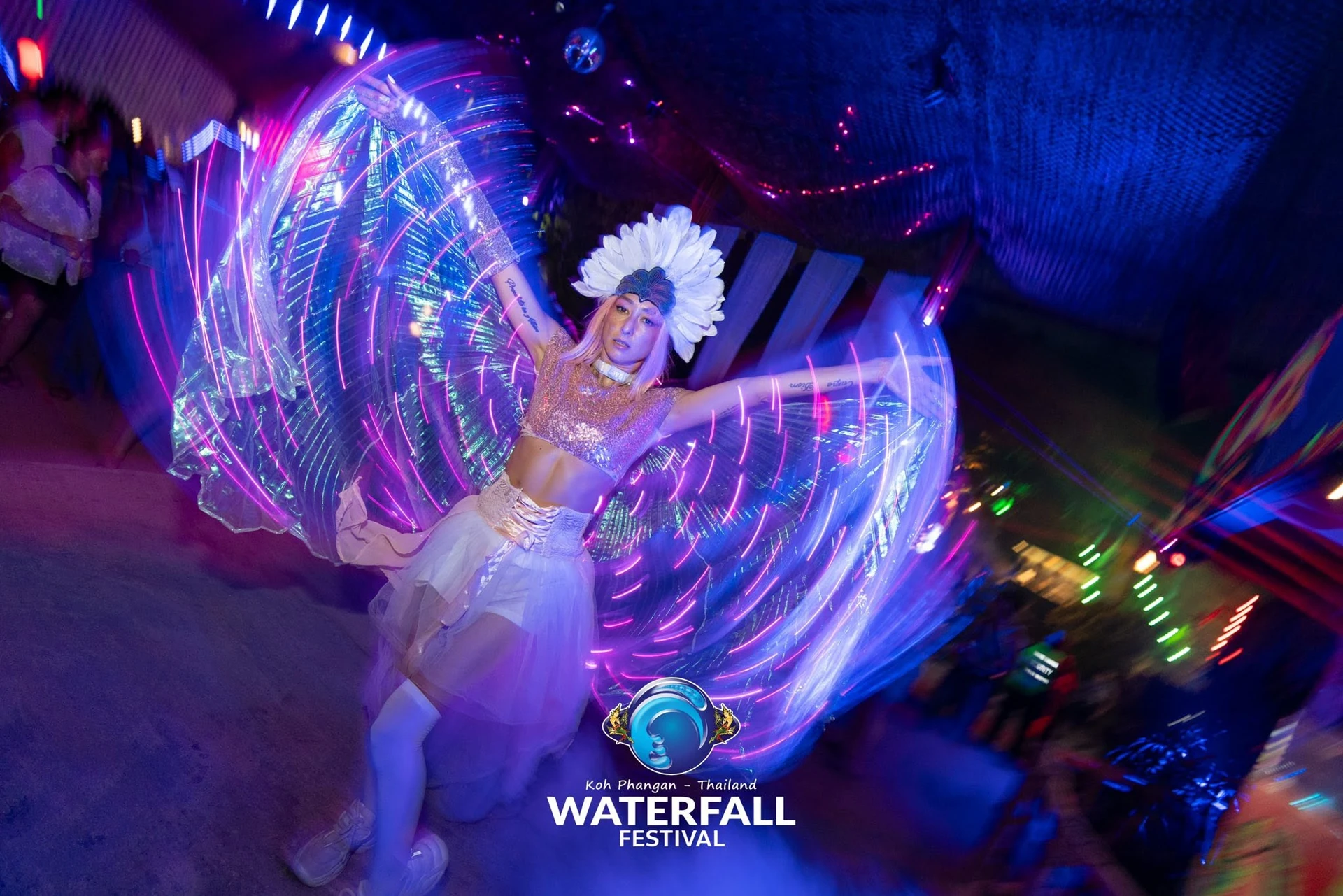 นักแสดงใช้ปีกแสงไฟจากแกลเลอรีทางการ Waterfall Festival เกาะพะงัน ไม่ระบุวันถ่าย