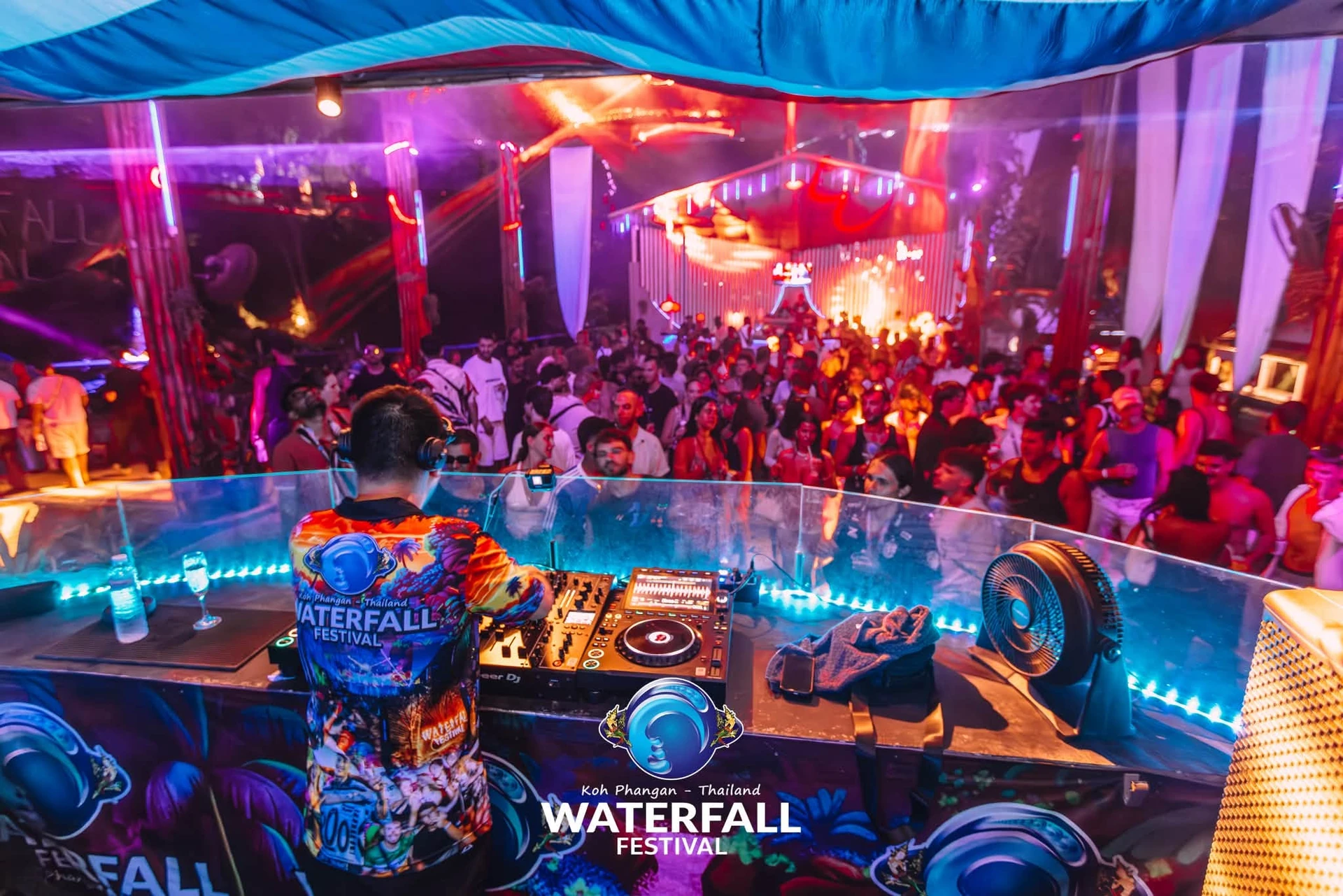 ดีเจเสื้อลาย Waterfall Festival กับผู้ชมหน้าเวที เกาะพะงัน จากภาพผู้จัดที่ไม่ระบุวันถ่าย