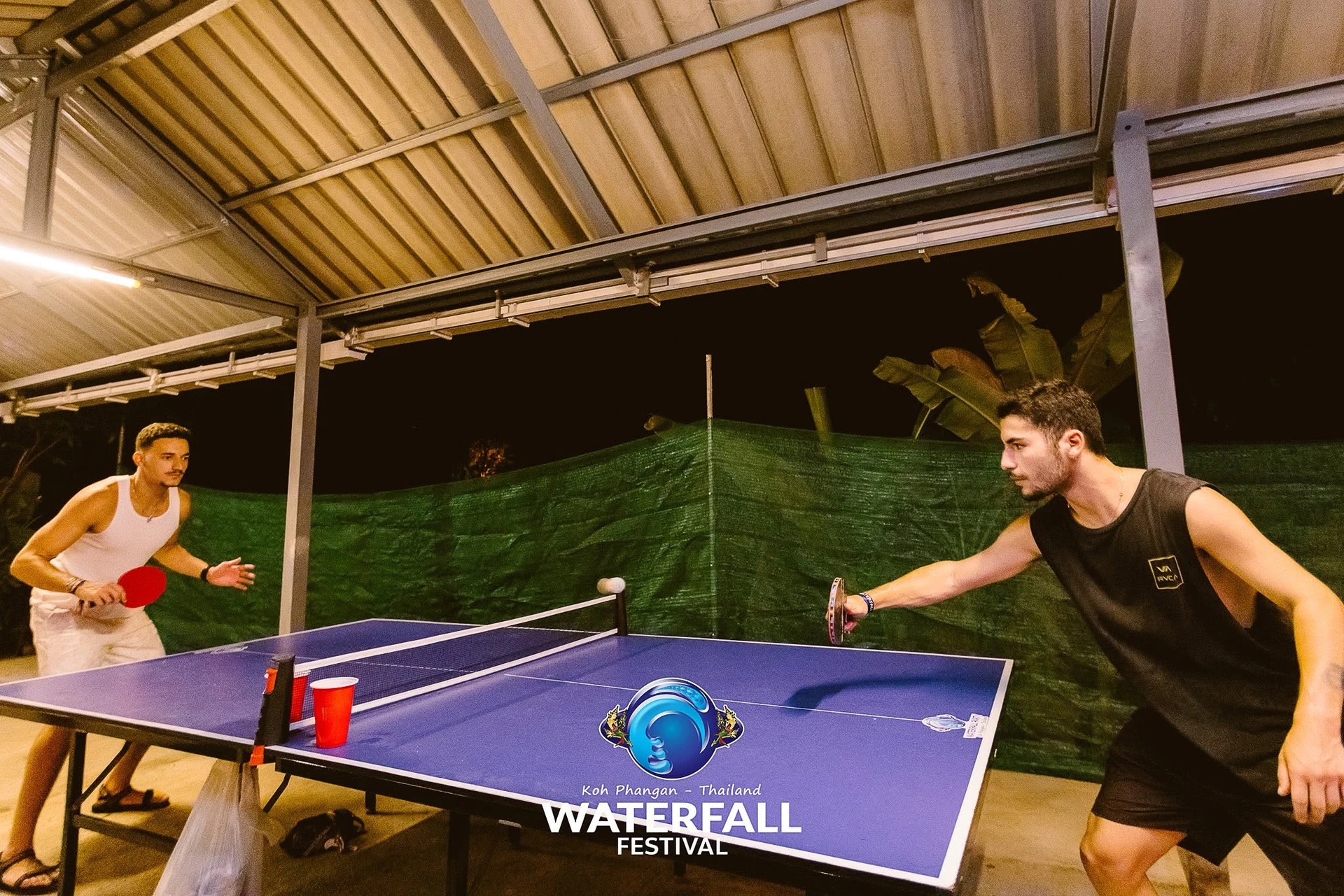 ผู้ร่วมกิจกรรมสองคนเล่นปิงปองในภาพ Waterfall Festival เกาะพะงัน ไม่ระบุวันถ่าย
