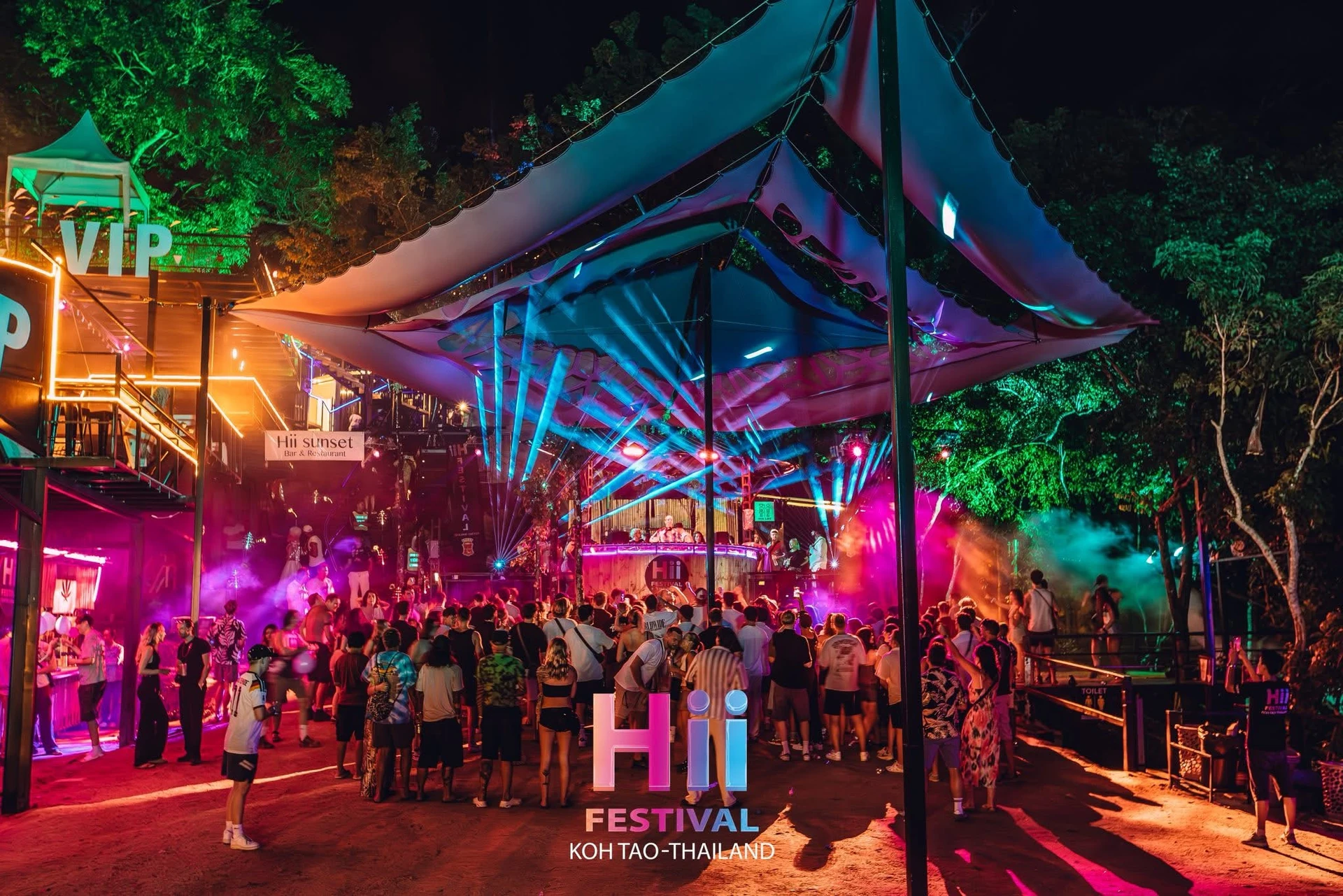 ภาพกว้างของเวที แสงไฟ และผู้ร่วมงาน Hii Festival Koh Tao ในรอบก่อนหน้าที่ไม่ระบุวันถ่าย