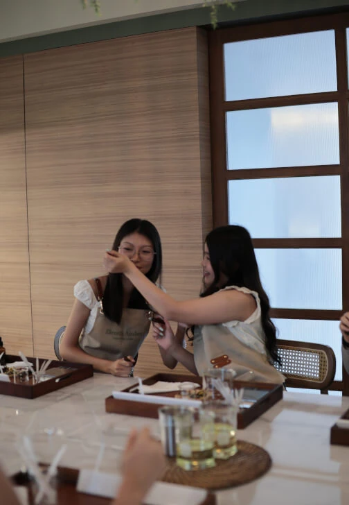 การทดลองกลิ่นในเวิร์กช็อป จากแกลเลอรีหน้า Essential Oil Discovery Experience ของ Blend & Amber ไม่ระบุรอบหรือวันถ่าย