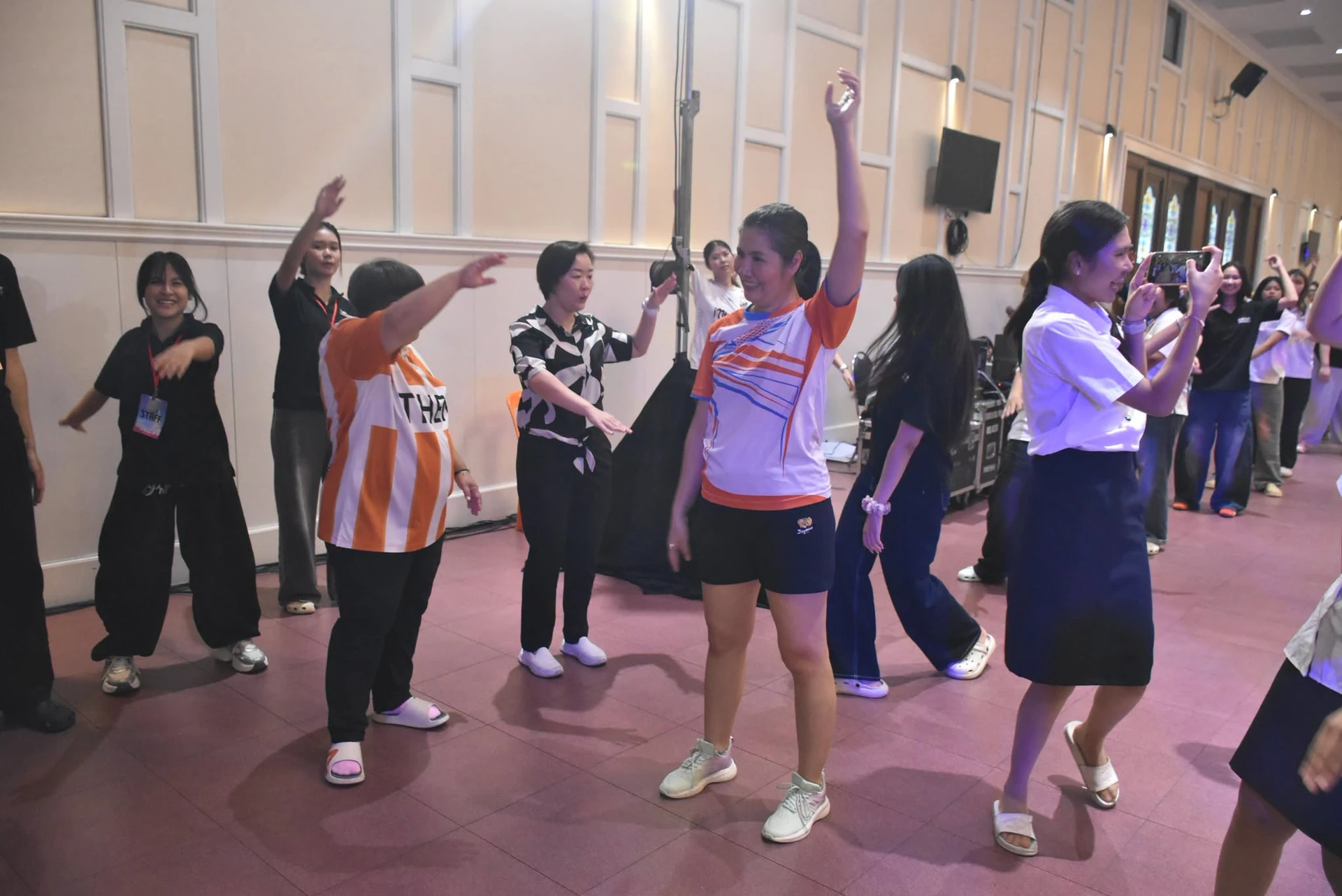 ผู้ร่วมงานออกกำลังกายแอโรบิกร่วมกันในงานม่วนคัก แอโรบิก 856 ปี 2569