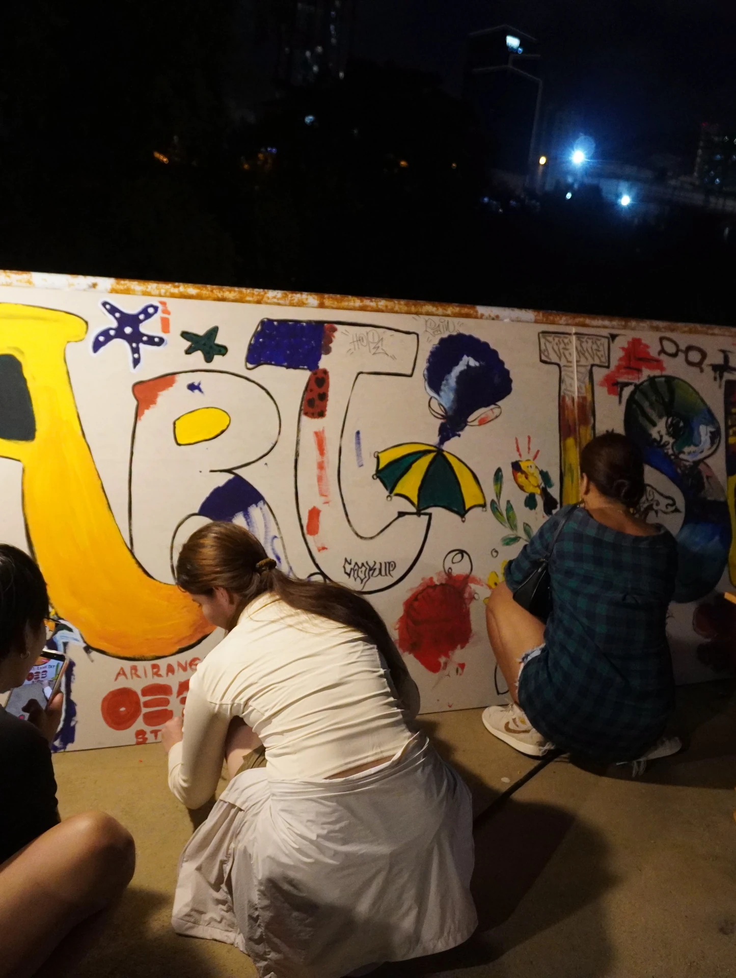 ผู้ร่วมกิจกรรมวาดภาพบนแผงอักษร ART ISLAND จากชุดภาพประชาสัมพันธ์ของ One Love BKK ไม่ระบุวันถ่าย