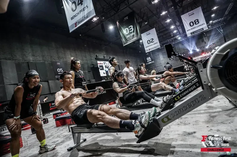 ผู้เข้าแข่งขันใช้เครื่องกรรเชียงบกในสถานี Rowing ของงาน Fitness First X HYROX365 Challenge ปี 2568