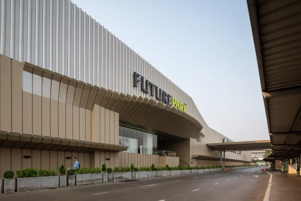 อาคารภายนอกฟิวเจอร์พาร์ค รังสิต จากเว็บไซต์ทางการ Future Park & Zpell — ต้นทางไม่ระบุปีถ่าย ใช้เป็นบริบทศูนย์การค้า ไม่ยืนยันลานข้างศูนย์ฯ ที่ใช้จัดงาน จุดเข้า เวที หรือสภาพพื้นที่ปัจจุบัน และไม่ใช่ภาพไทยรัฐหน้าฮ้านวันที่ 14 พฤศจิกายน 2569 หรือการเตรียมงาน