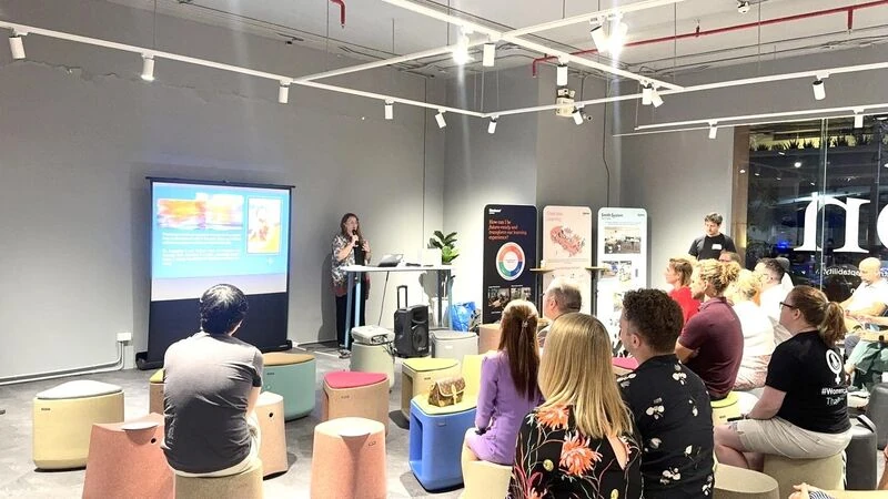 ผู้บรรยายและนักการศึกษานั่งฟังในงาน TeachMeet Bangkok ที่โชว์รูม Modernform เพลินจิต ปี 2568
