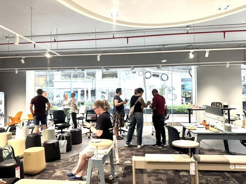 นักการศึกษาพูดคุยแลกเปลี่ยนในพื้นที่โชว์รูม Modernform เพลินจิตระหว่างงาน TeachMeet Bangkok ปี 2568