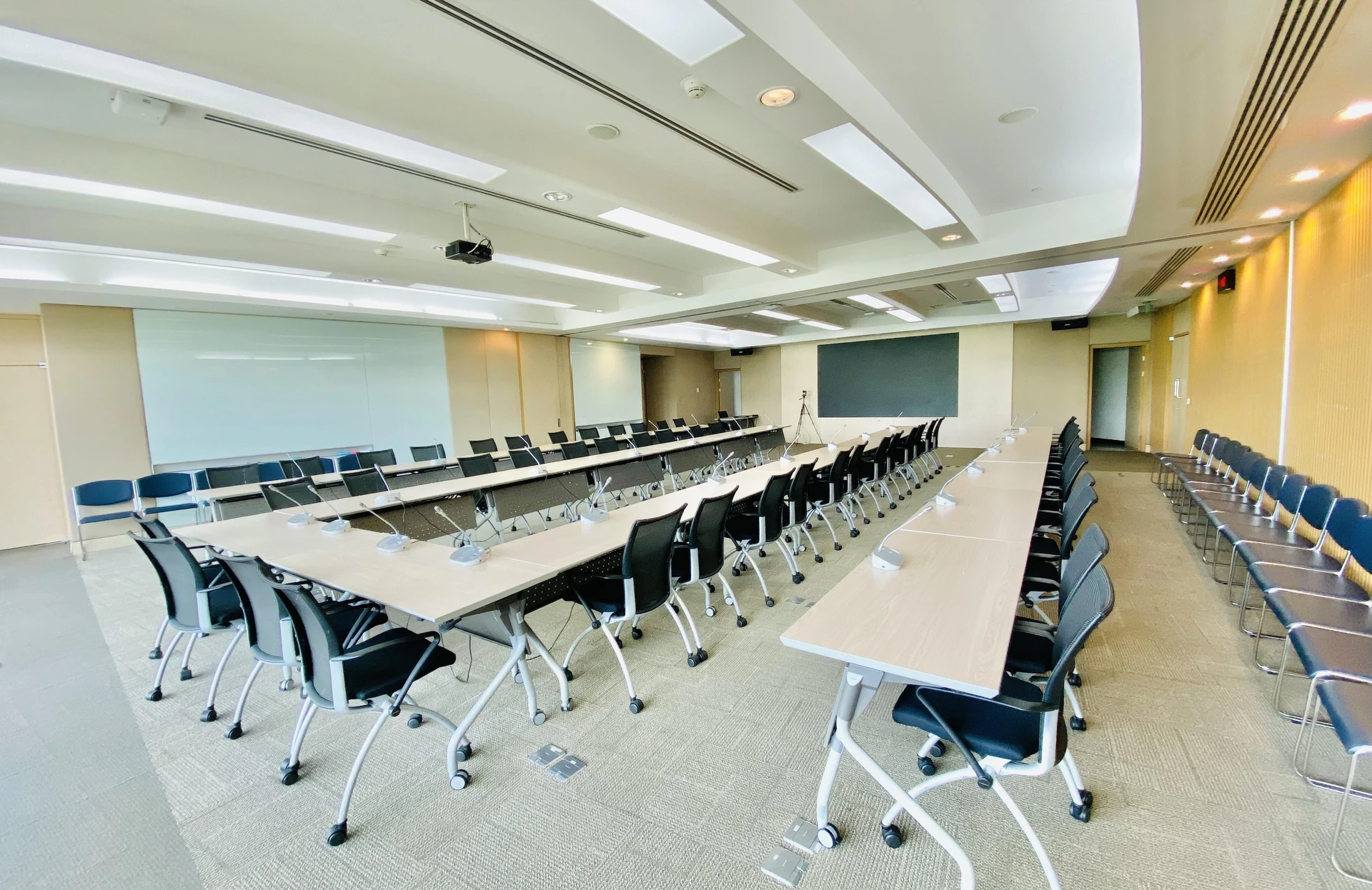 Meeting Room H ของ United Nations Conference Centre กรุงเทพฯ จากเว็บไซต์สถานที่ทางการ — ไม่ระบุวันหรือปีถ่าย เป็นภาพห้องว่างประกอบลักษณะสถานที่ ไม่ใช่ภาพเวิร์กช็อป Meaningful Worker Engagement วันที่ 15 กันยายน 2569 หรือการเตรียมงาน และไม่ยืนยันผังใช้งานหรือสภาพห้องปัจจุบัน
