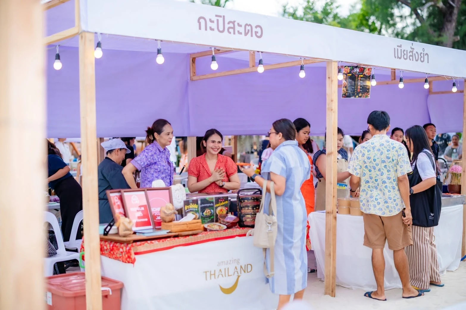 ผู้ร่วมงานและผู้ขายที่ร้านอาหารในงาน Samui Glamping Kin Hor ปี 2569 ณ PI Samui