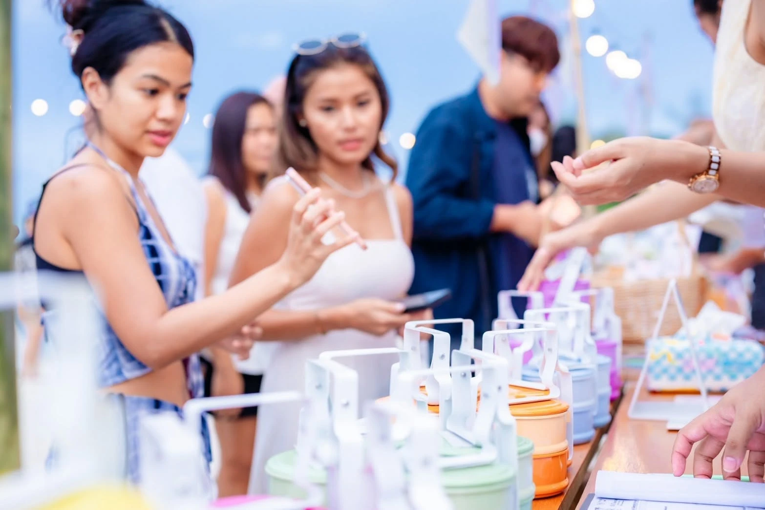 ผู้ร่วมงานบริเวณโต๊ะปิ่นโตสีต่าง ๆ ในงาน Samui Glamping Kin Hor ปี 2569