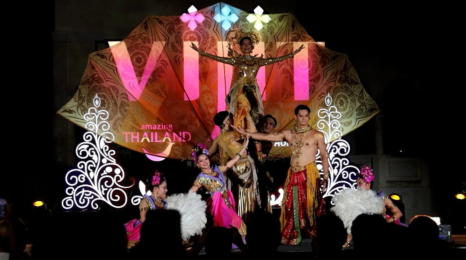 นักแสดงในชุดการแสดงบนเวทีเปิดงาน VIJIT Thailand ลำพูน ปี 2569