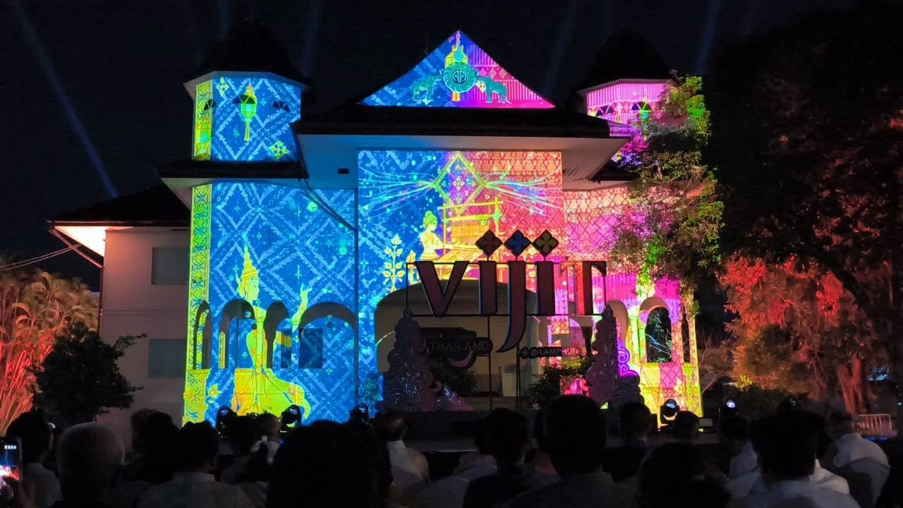 แสงสีฉายบนอาคารคุ้มเจ้าจักรคำขจรศักดิ์ในงานวิจิตรลำพูน ปี 2569