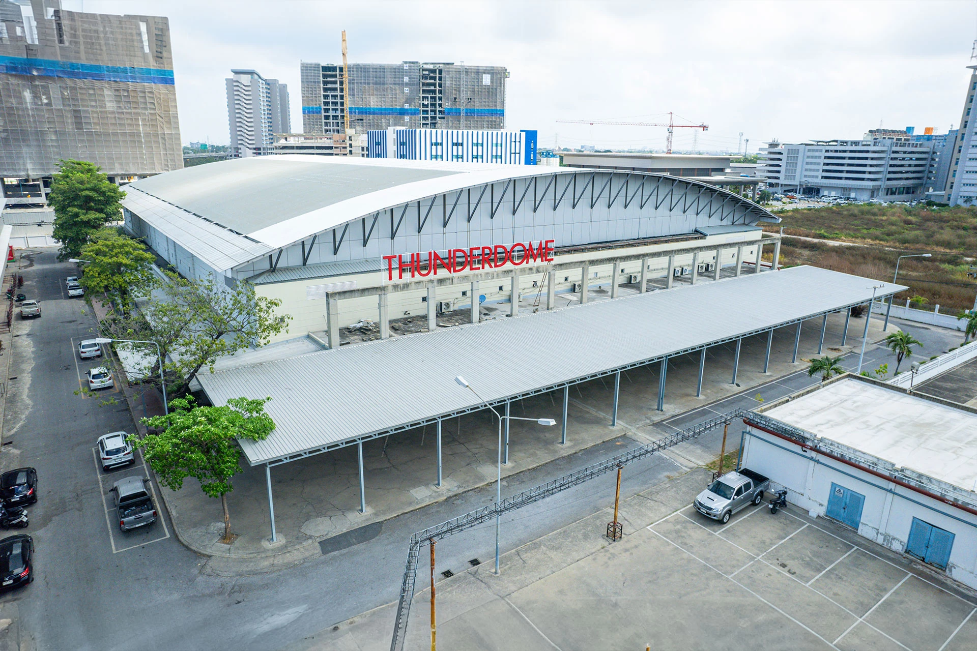ภายนอกอาคาร Thunder Dome เมืองทองธานี จากแกลเลอรีสถานที่ทางการ — ไม่ระบุวันหรือปีถ่าย คงภาพเต็มกรอบ เป็นภาพสถานที่ประกอบย้อนหลัง ไม่ใช่ภาพคอนเสิร์ตมนัสวีร์วันที่ 3 ตุลาคม 2569 หรือการเตรียมงาน และไม่ใช้สิ่งก่อสร้างหรือพื้นที่ในภาพยืนยันสภาพปัจจุบัน ทางเข้า หรือผังที่นั่ง