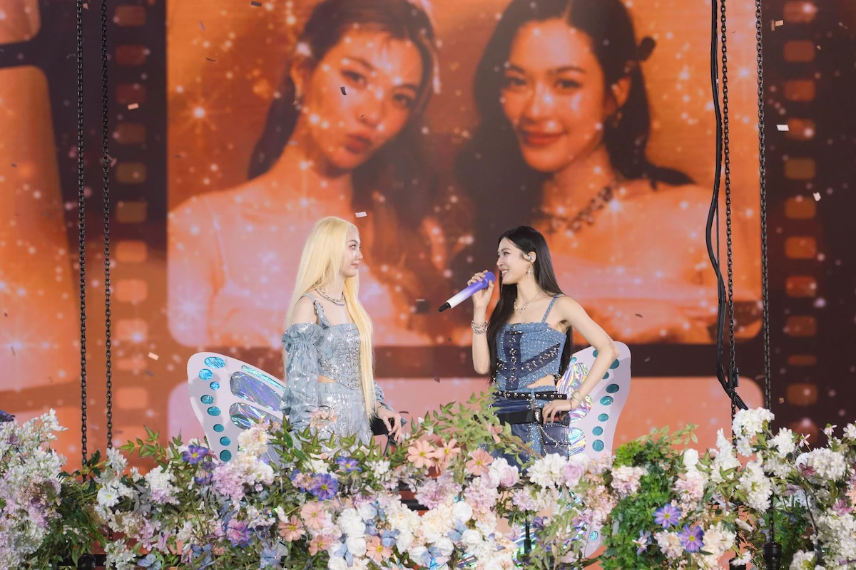 หลิงและออมร้องเพลงบนกระเช้าดอกไม้ใน HER & HERS LINGORM 1st FANCON ปี 2568