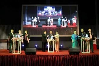 ผู้ร่วมพิธีเปิด One Stop Shopping Expo at Chiangmai ปี 2559 บนเวที