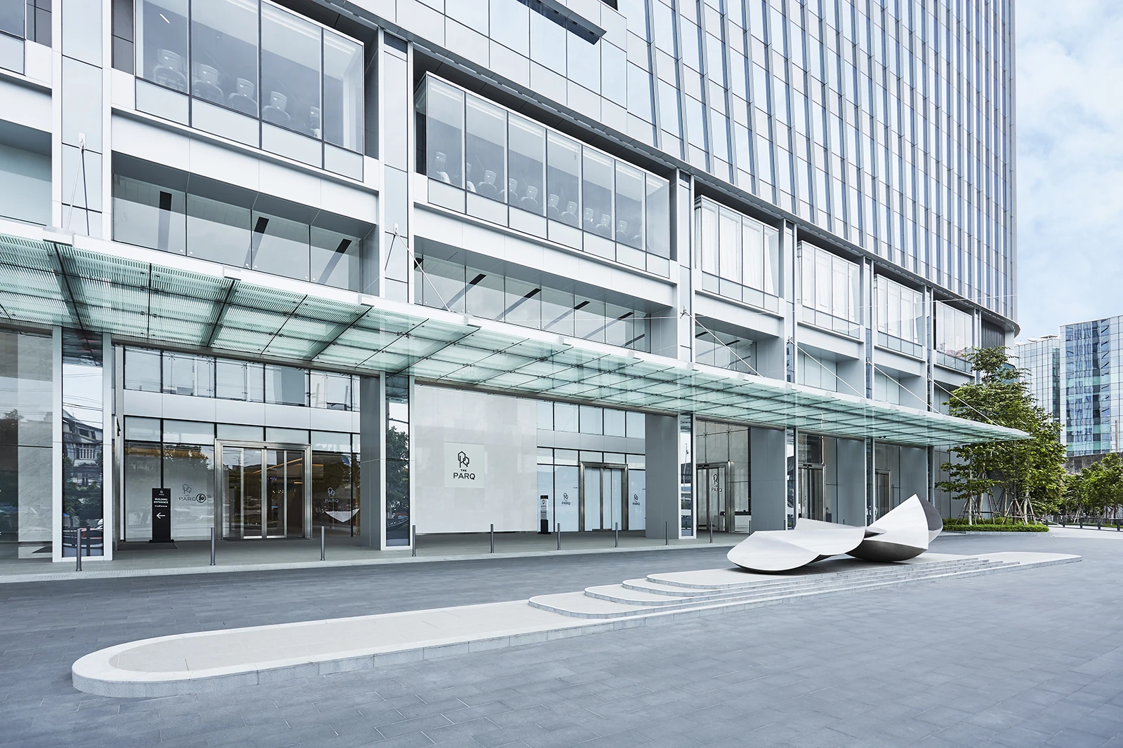 ภายนอกส่วนอาคารสำนักงาน The PARQ Workplace จากเว็บไซต์โครงการทางการ — ไม่ระบุวันหรือปีถ่าย ใช้ประกอบภาพรวมโครงการ ไม่ใช่ภาพพื้นที่ตลาด The PARQ Life ชั้น 1 ภาพ Mid Autumn Market วันที่ 21–25 กันยายน 2569 หรือการเตรียมงาน และไม่ยืนยันทางเข้างานหรือสภาพพื้นที่ปัจจุบัน